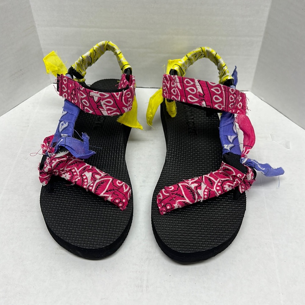 Arizona Love ‘Trekky’ NWOT Women’s sandals Size 37/6.5